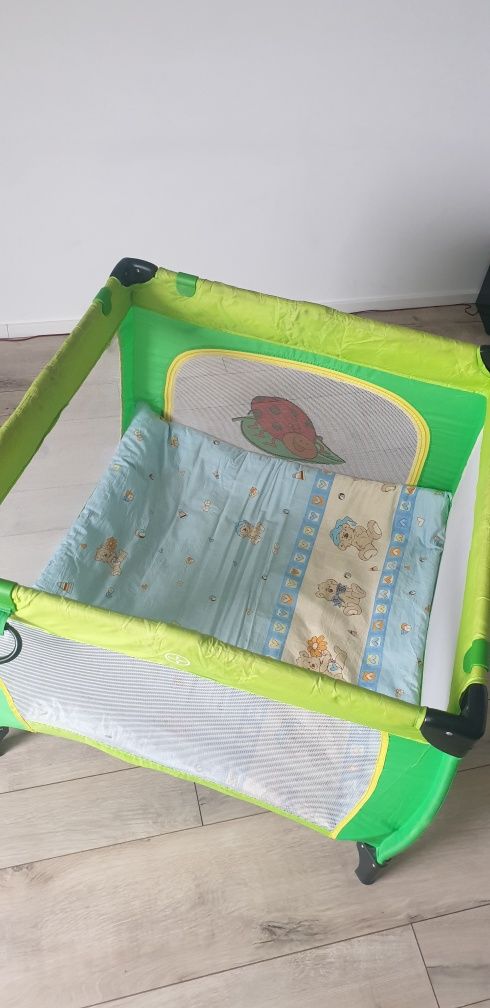 Używany kojec/łóżeczko turystyczne Caretero Quadra+materac