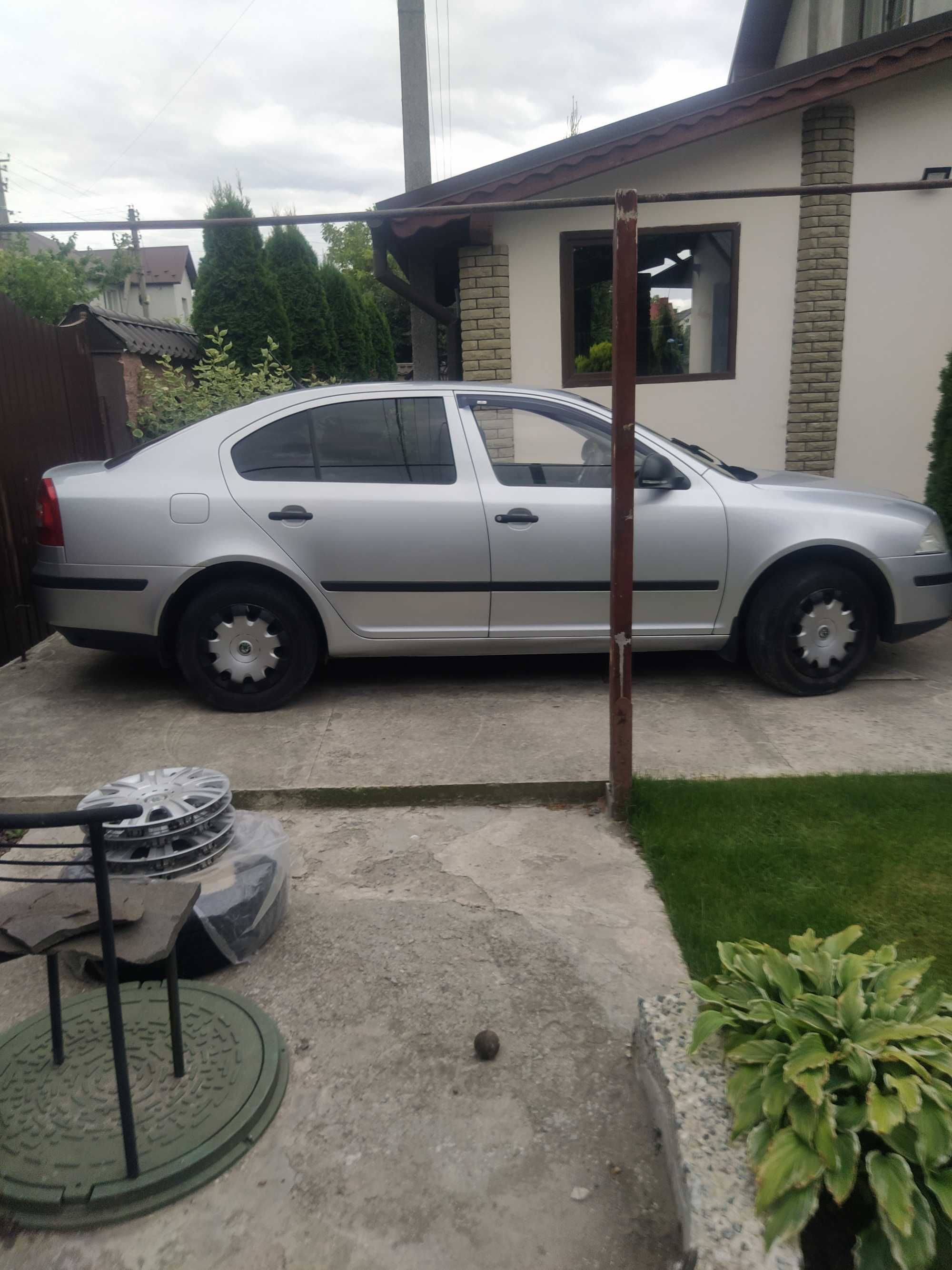 Продаж авто SKODA OKTAVIA TUUR 2012 р.