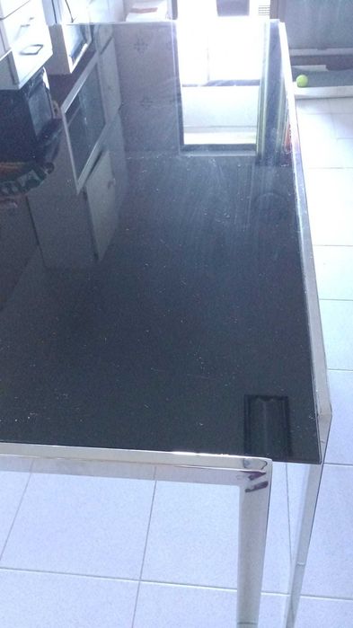 Mesa de cozinha/sala com tampo em vidro e estrutura em aço inox