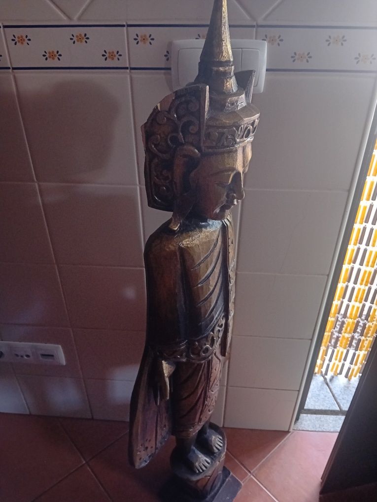 Estatueta Buda em.madeira esculpida