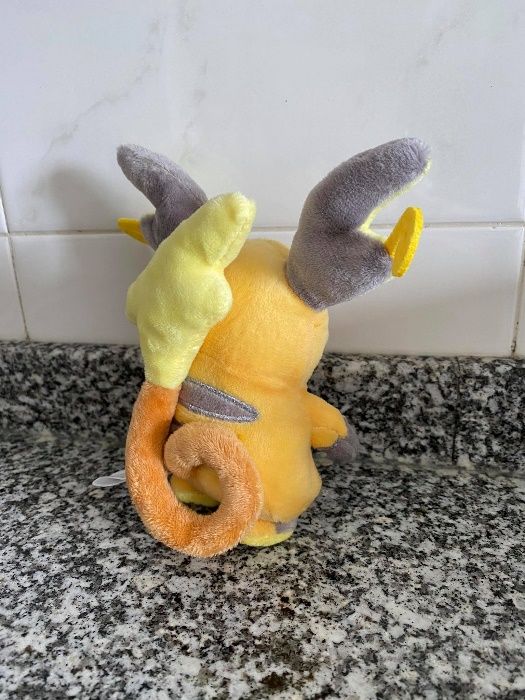 Pokémon peluche pikachu