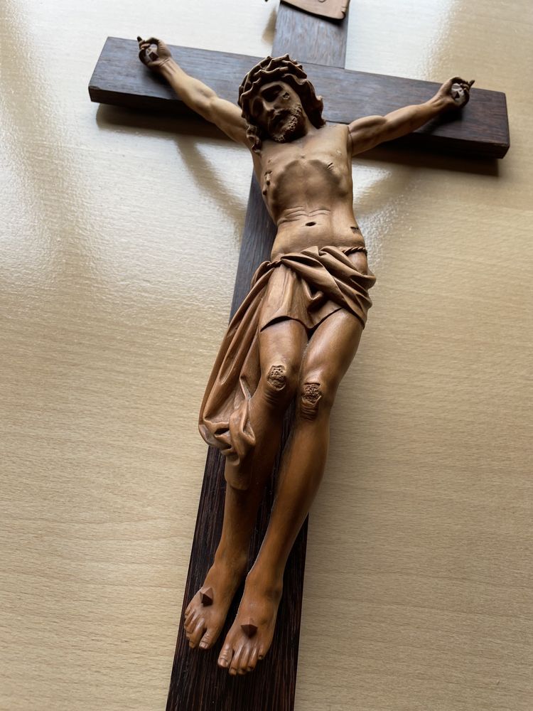 Crucifixo em madeira e Cristo barro