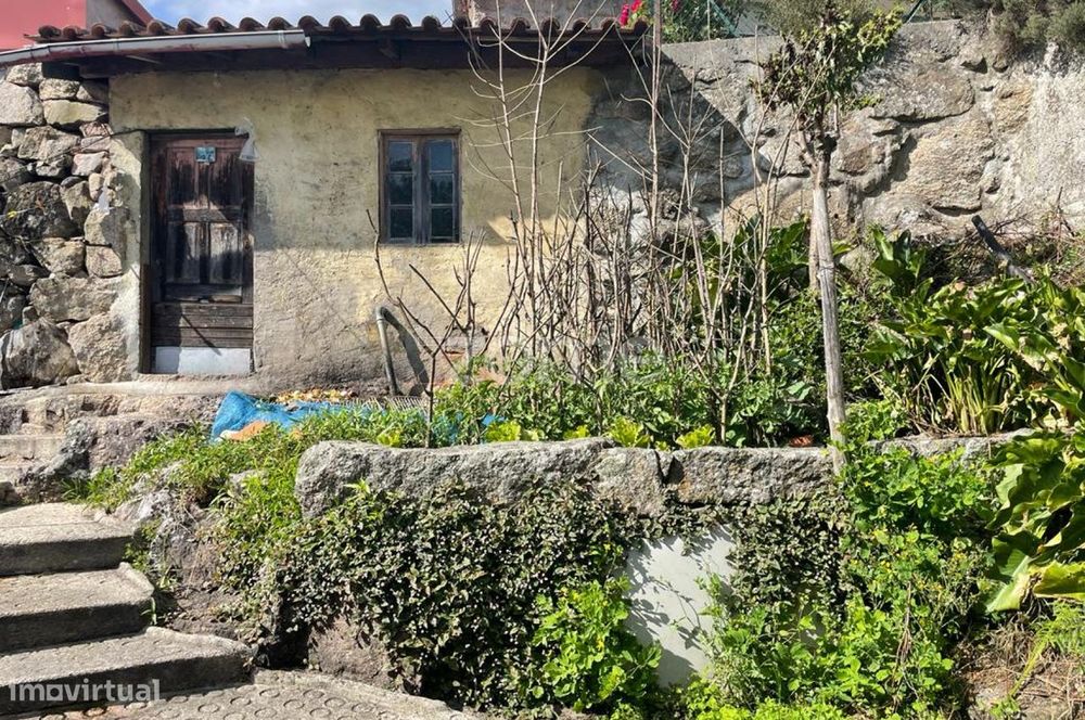 Moradia em ruinas T5 em terreno de 269 m2, em Britelo, Ponte da Barca