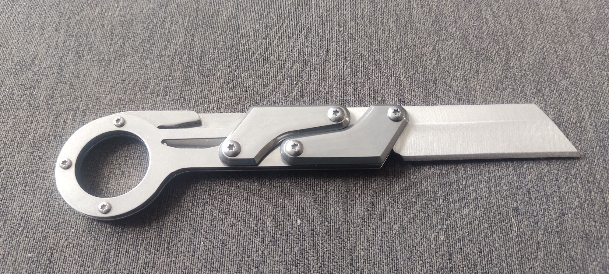 Nóż taktyczny mechaniczny chowany TANTO EDC R8
