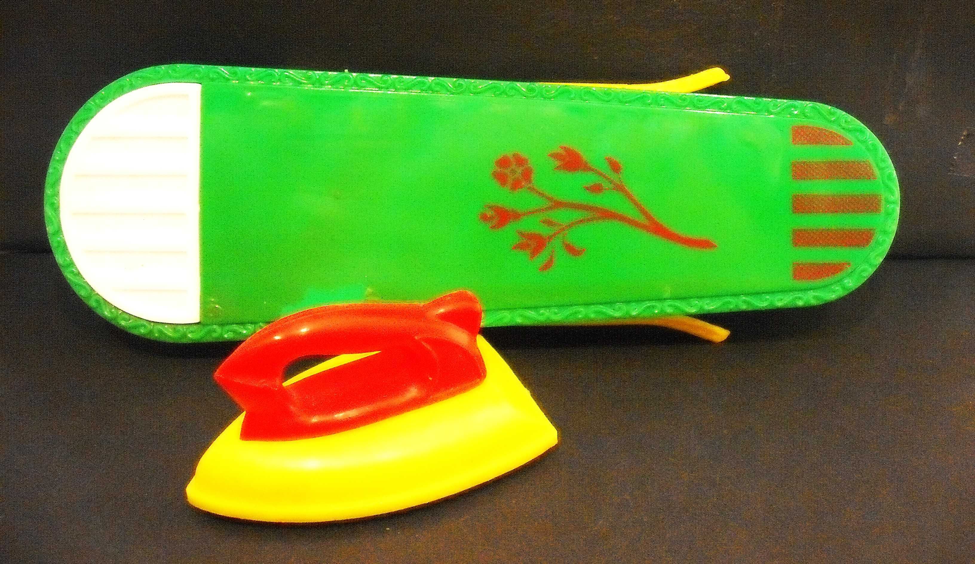 PEPE - Tábua de passar antiga com ferro feita em plástico e chapa