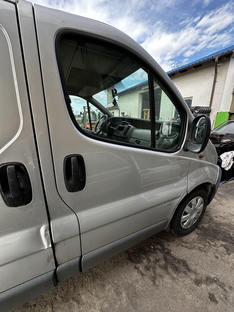 Drzwi Vivaro A Prawe przód L147