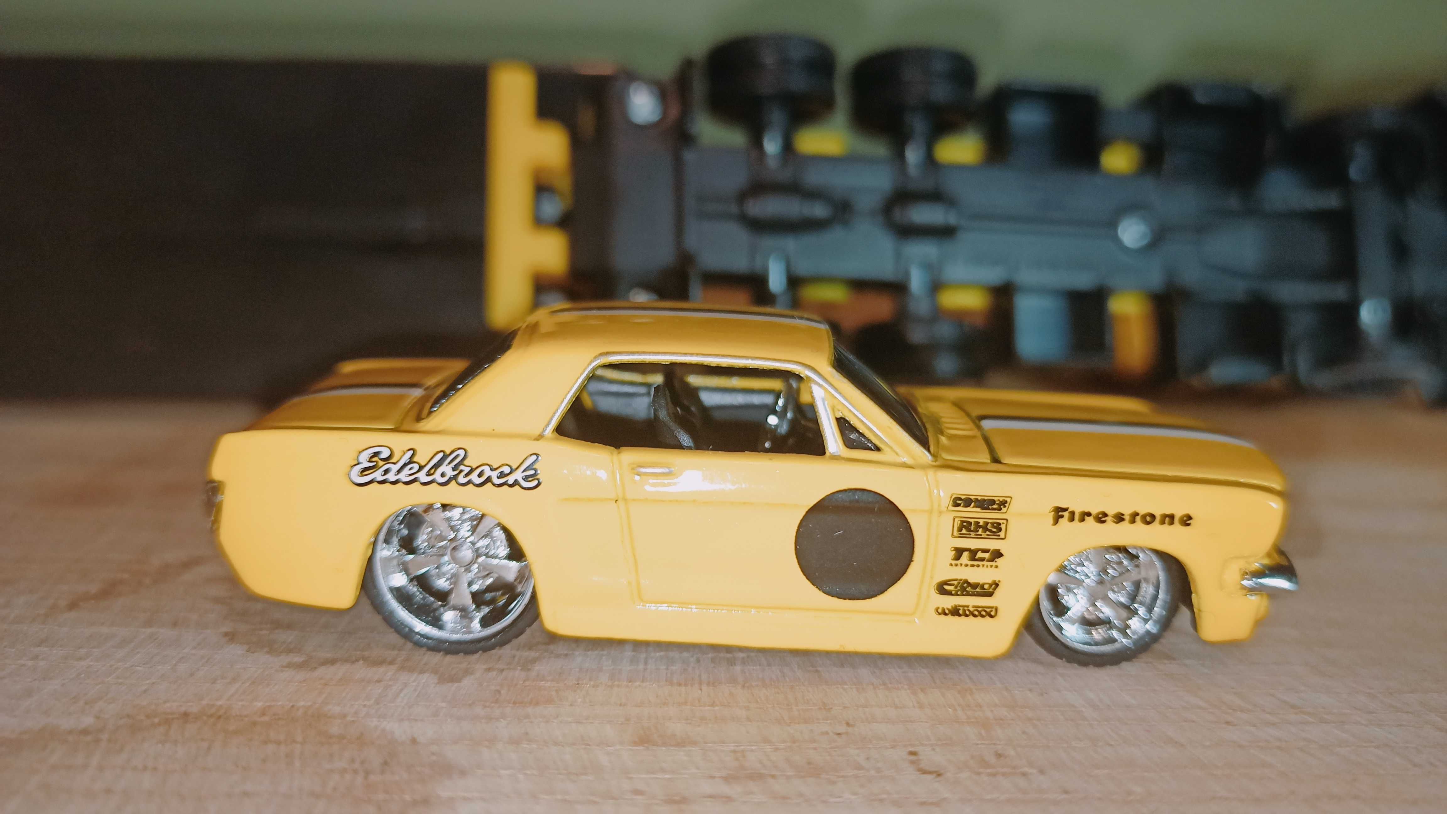 Maisto – 1:64 1953 Mack B-61 з плоским кузовом / 1965 Ford Mustang
