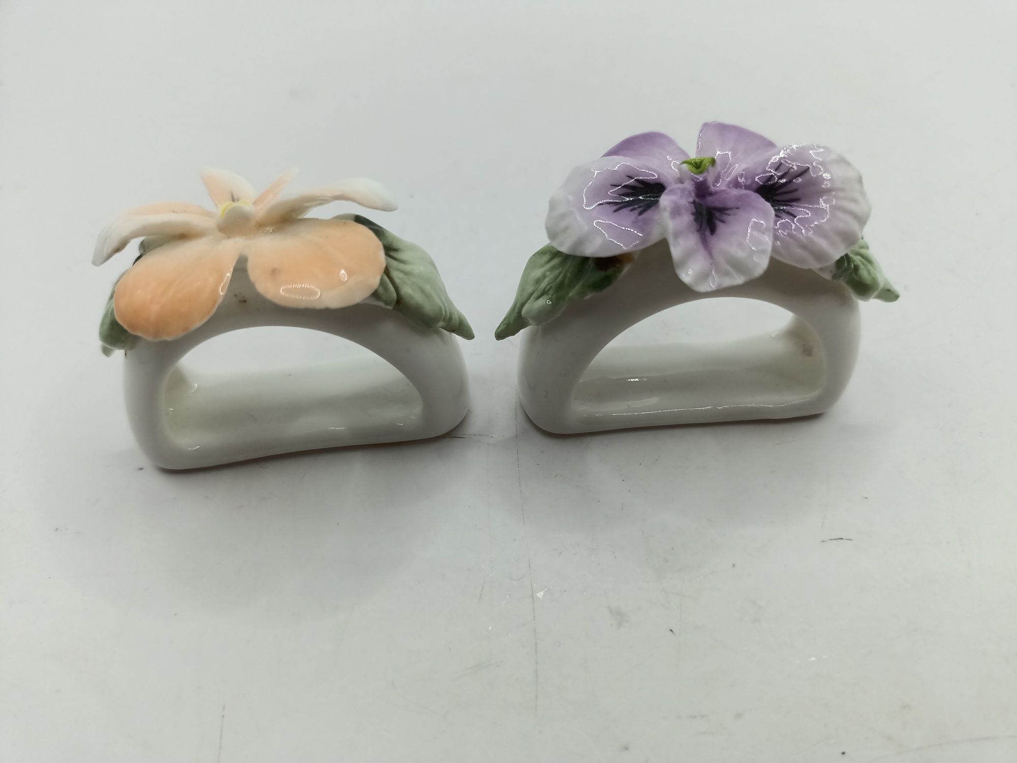 Porcelana kostna dwa pierścionki na stół kwiaty
