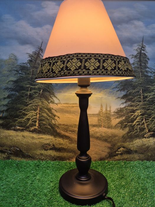 Lampka nocna z metalową podstawą