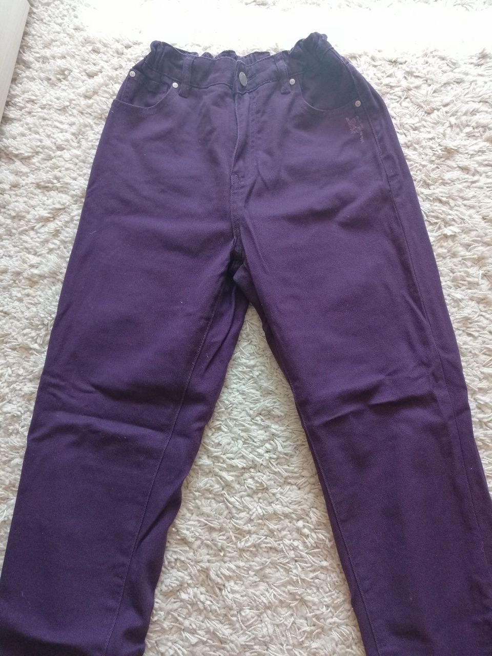 Fioletowe jeansy damskie z gumką w pasie rozmiar 36 marki Reserved
