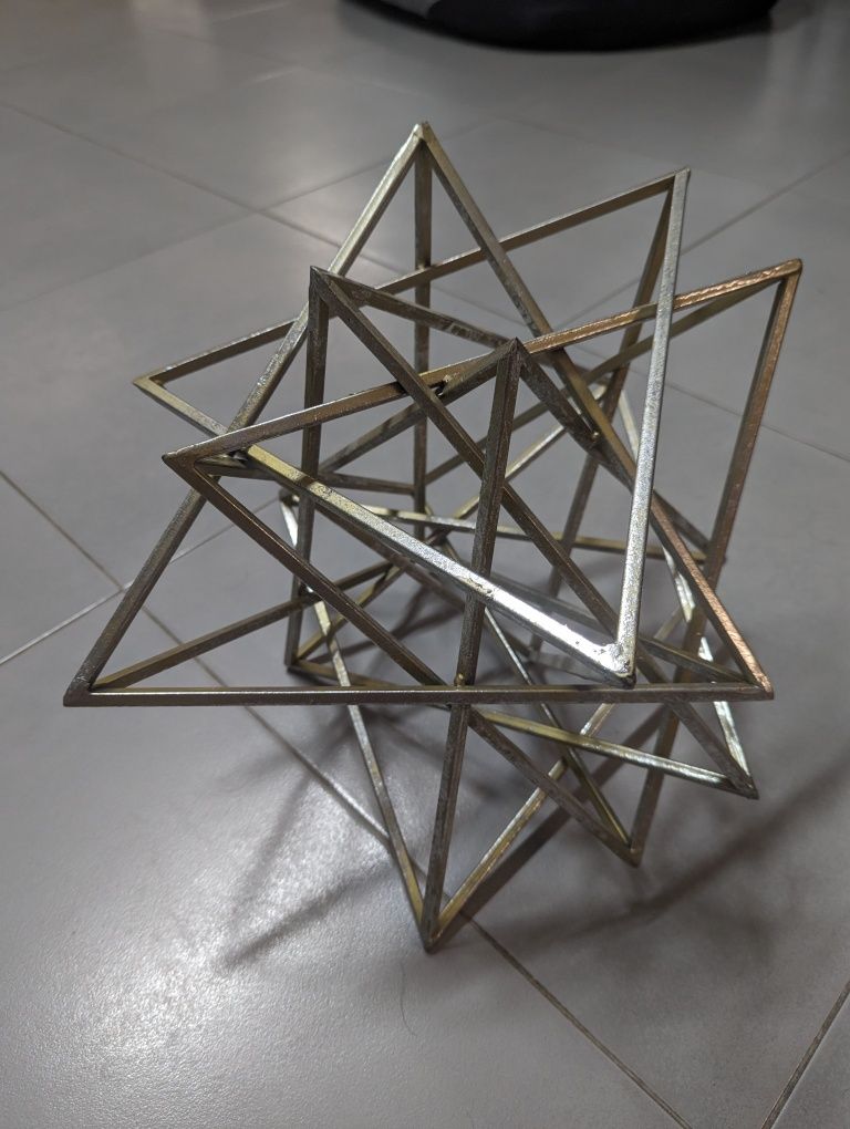 Escultura geometrica em metal