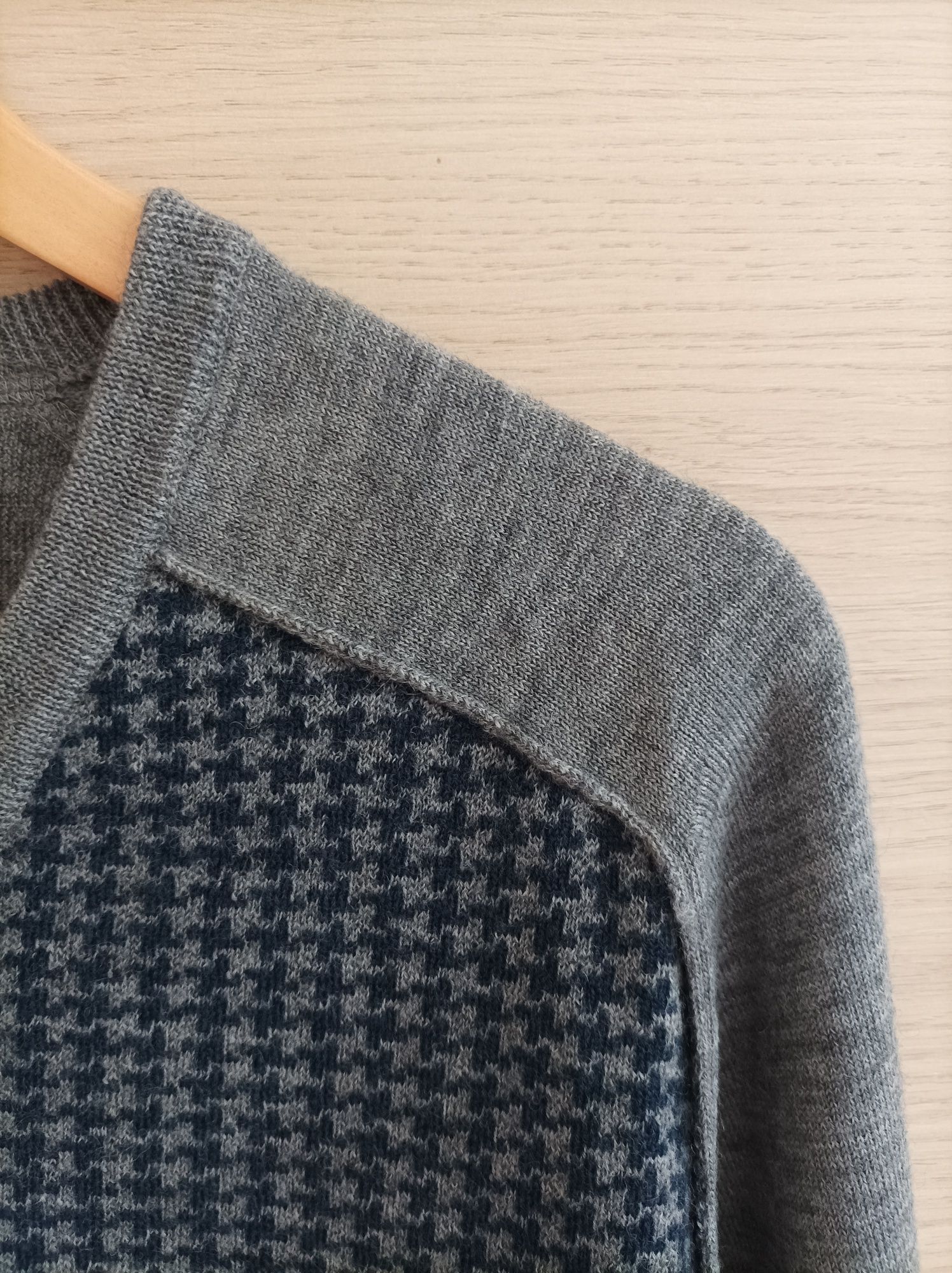 Nowy męski sweter w serek z wełny merino M