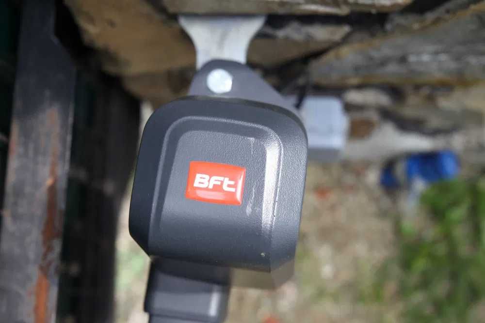 Автоматика BFT Італія і гаражні підйомні секційні ворота Gant від NAPA