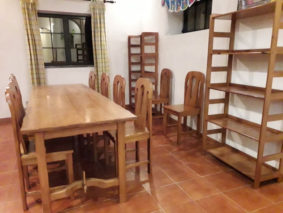 Mesa e 12 cadeiras em pinho maciço
