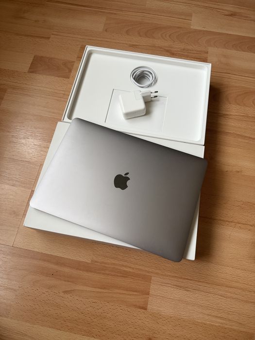 MacBook Pro 13 2020 i5 / 8 GB / 256 GB Space Gray