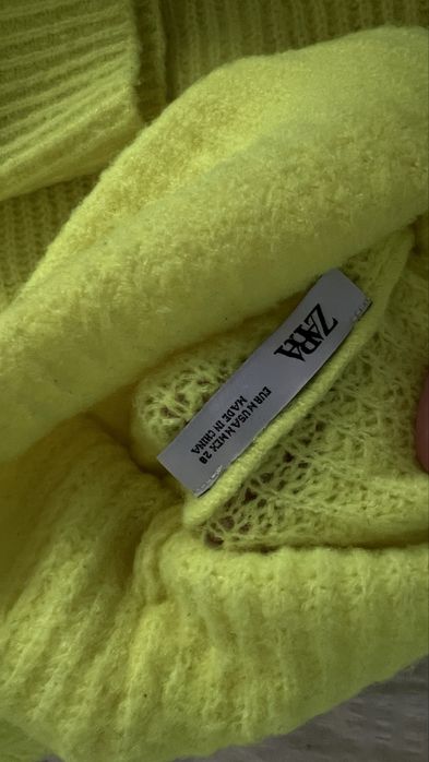 Светр Zara обʼємний. Яскравий. Розмір L