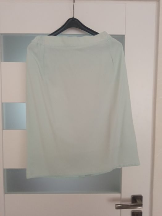 Elegancki, letni, cienki, jasny damski kostium na lato