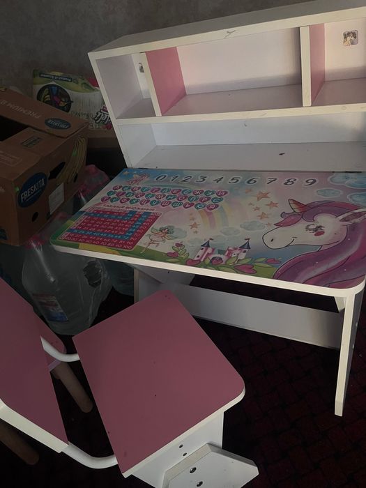 дитяча парта для дівчинки