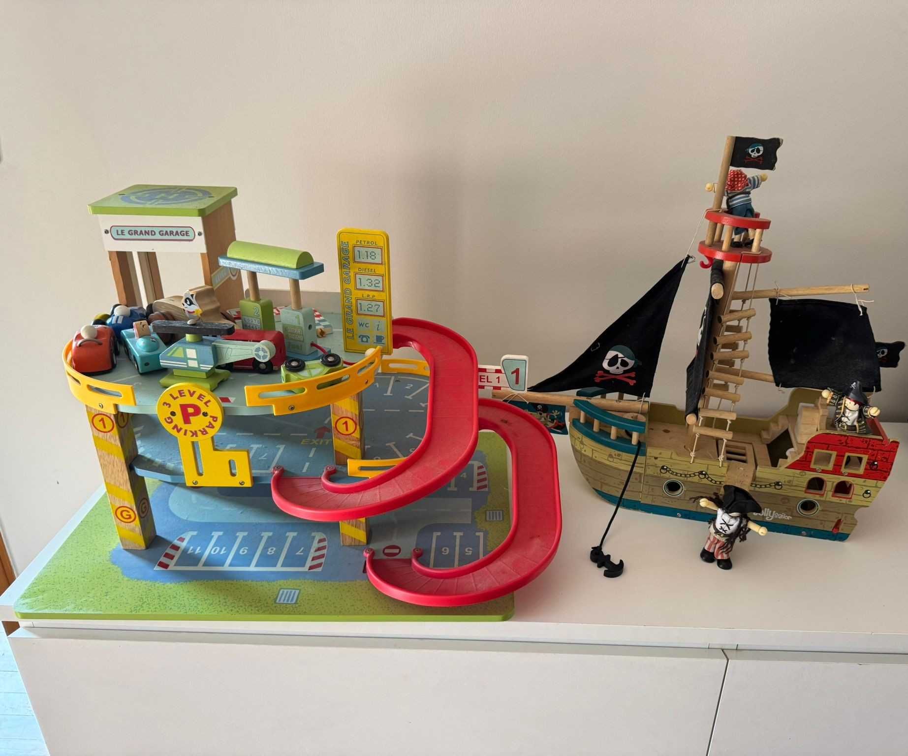 Conjunto Brinquedos – Garagem + Barco Pirata – 20€