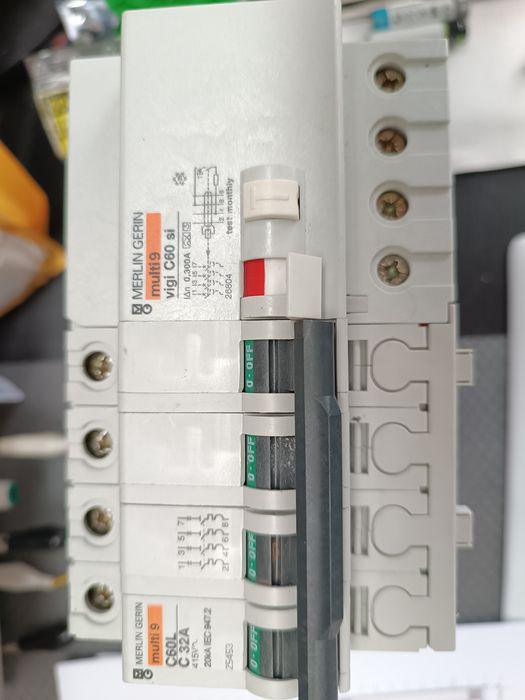 Disjuntor diferencial tetrapolar