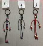 Pulseiras e porta chaves