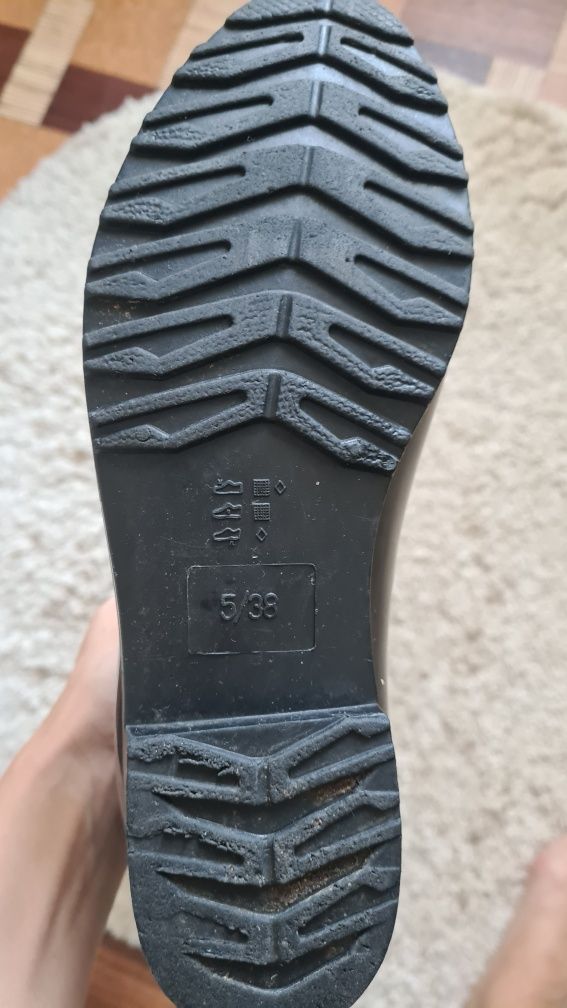 Продам гумові черевики 39р