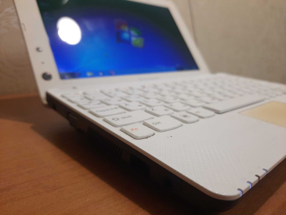 очень красивый нетбук, мини-ноутбук, интернет работа фильмы!