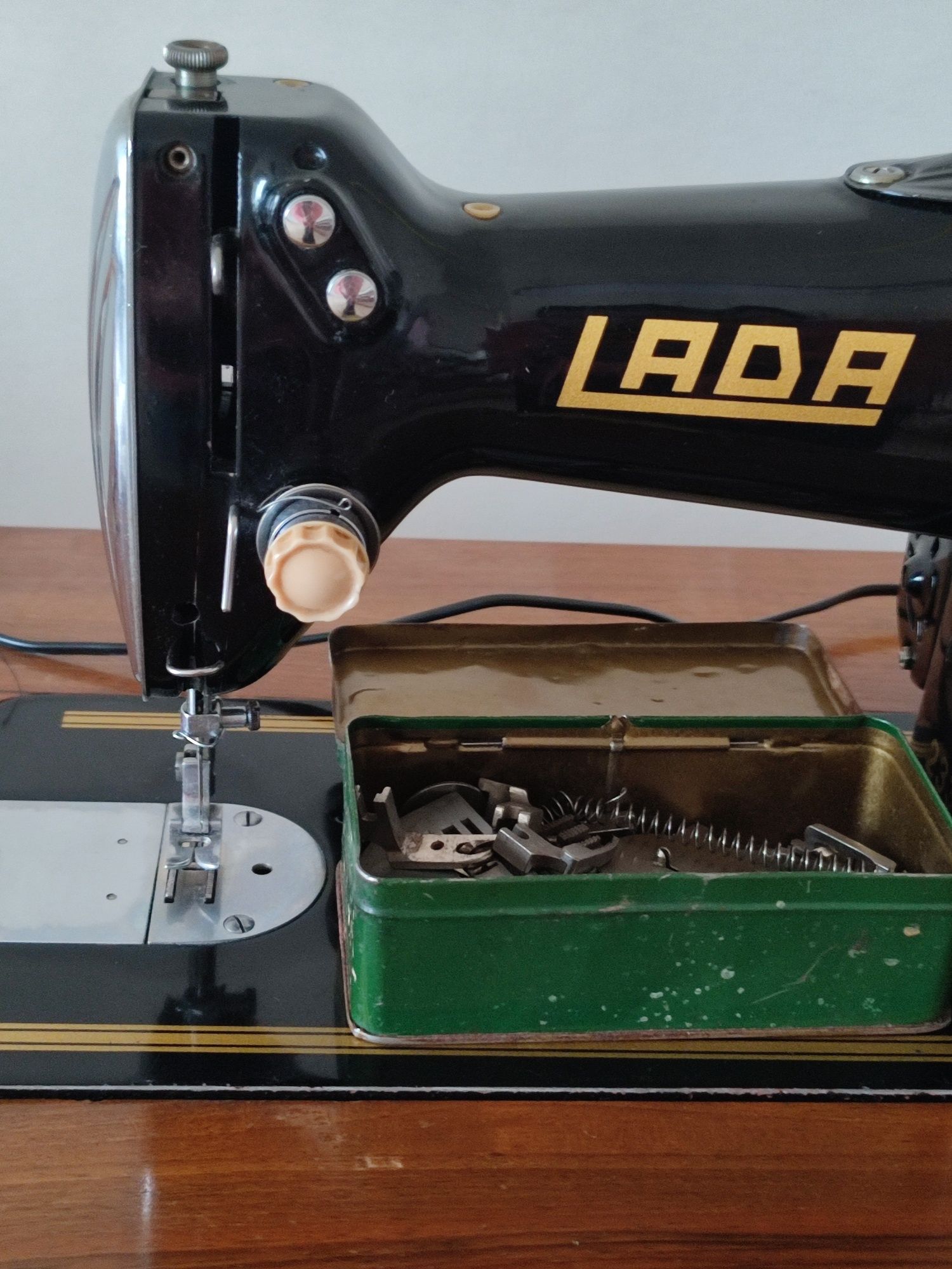Машинка швейна з електроприводом, Lada233