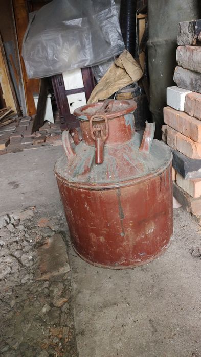 Бідон металевий.