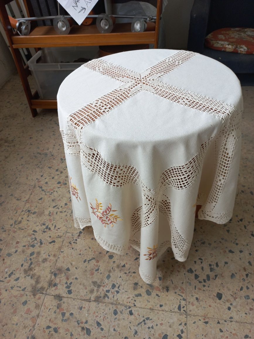 Toalha em linho com bordados e entremeios em crochet