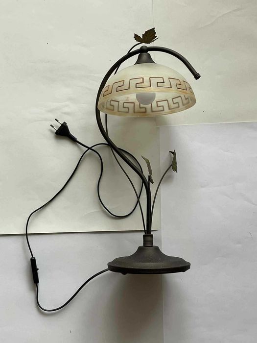Lampka nocna z klasycznym wzorem greckim