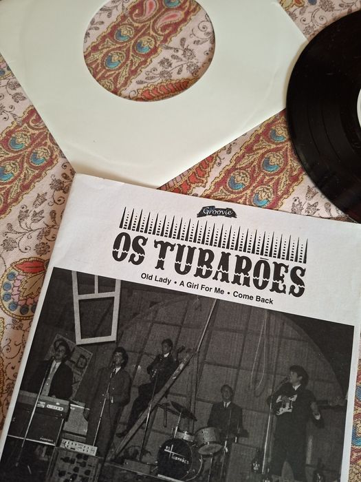 Vinil single com temas de Os Tubarões e Os Dardos