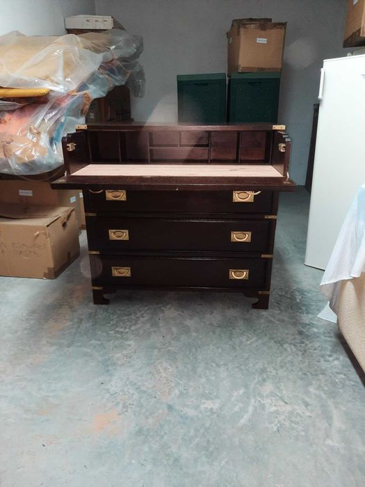 Móvel escrivaninha com ferragens em latão