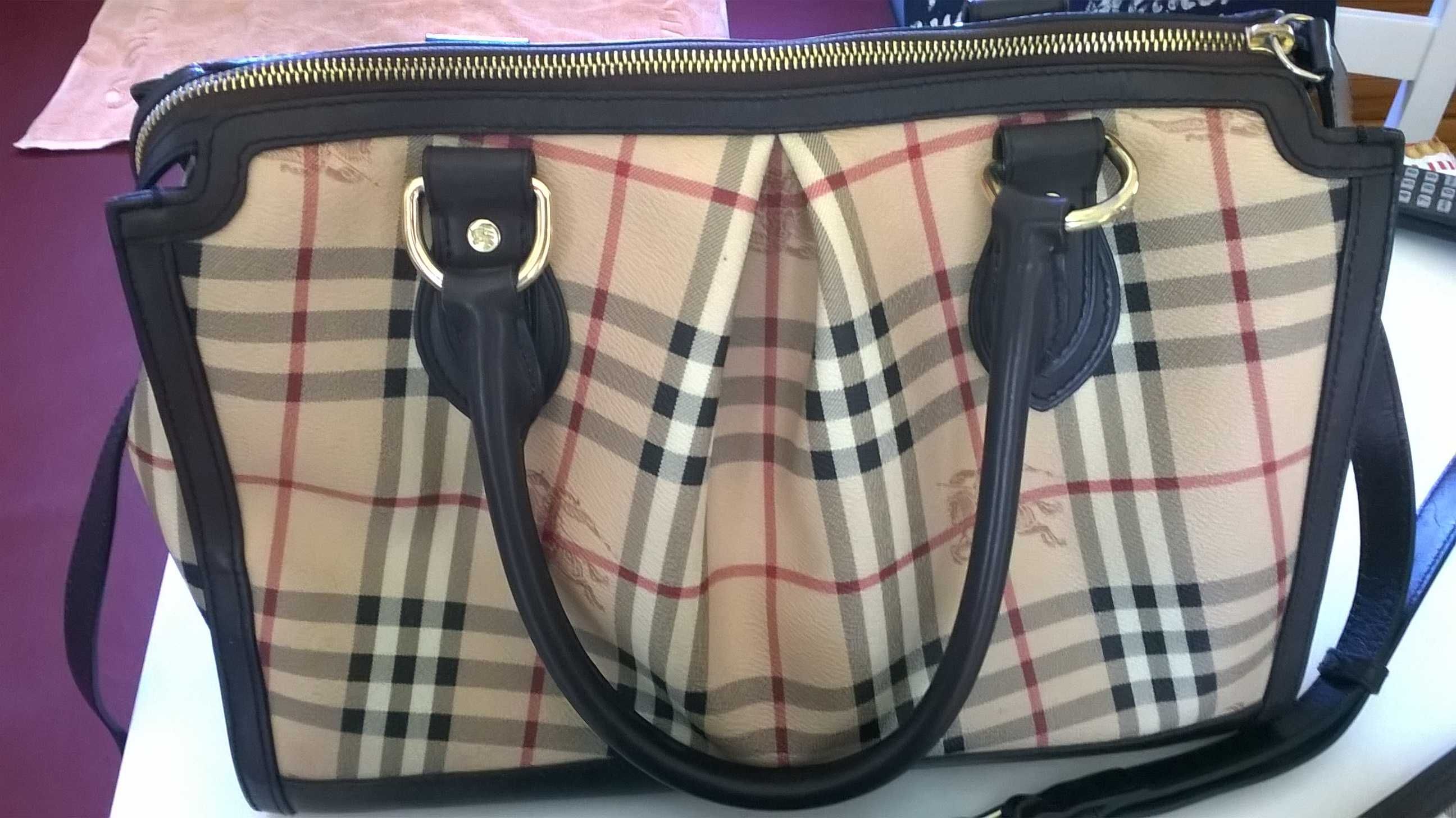 mala grande e bolsa Burberry