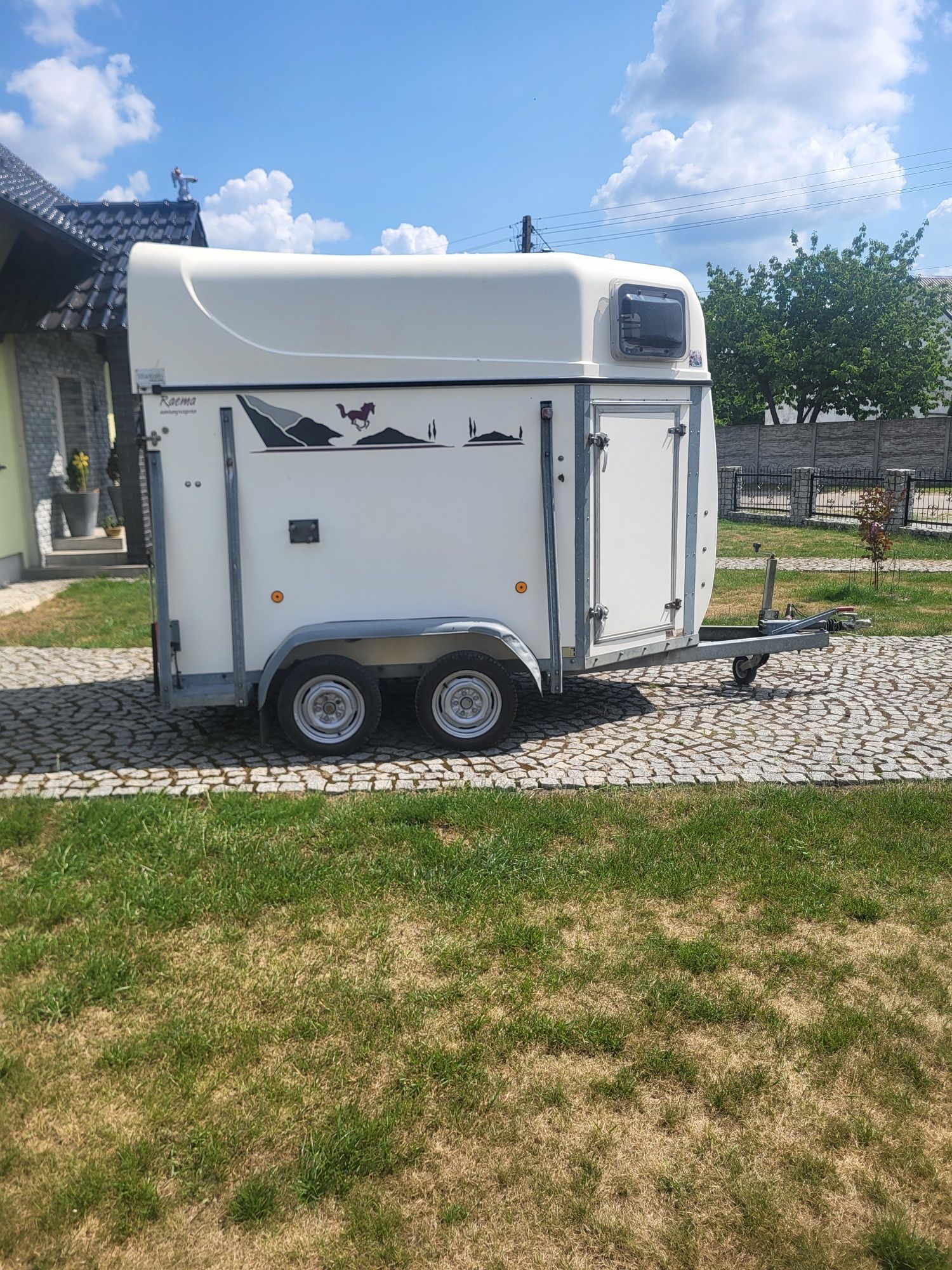 Przyczepa do przewozu koni konia zwierząt dmc 1300kg kategoria B