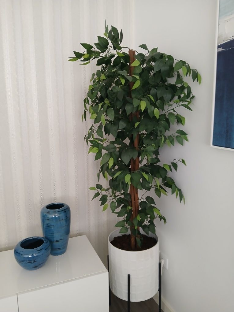 Planta artificial 150 cm, com vaso incluído.
