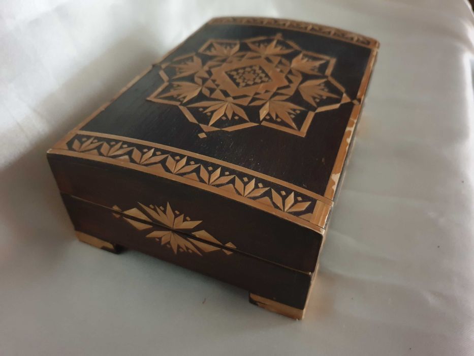 Belíssima caixa em madeira com acabamentos artísticos •interior veludo