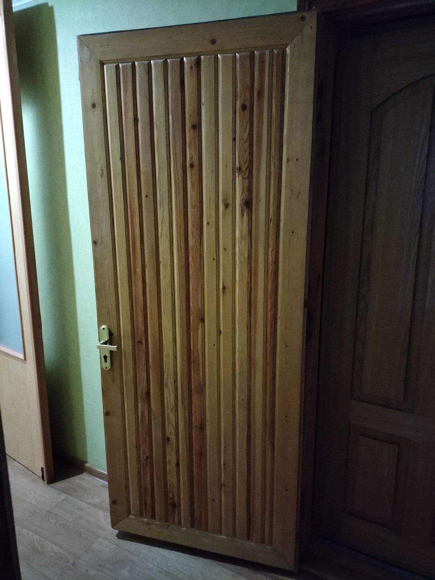 Продам дверь входную  деревянную в хорошем состоянии.