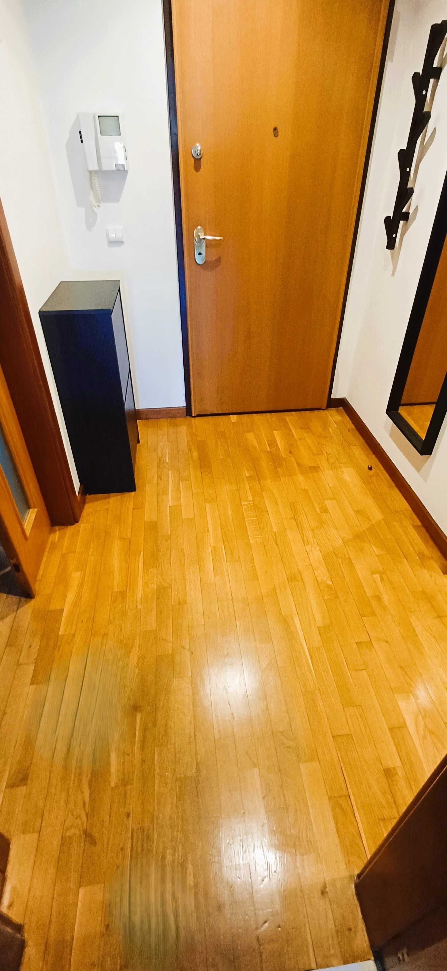 Excelente T2 c/ 90m2, mobilado e equipado. Varanda com vistas amplas!