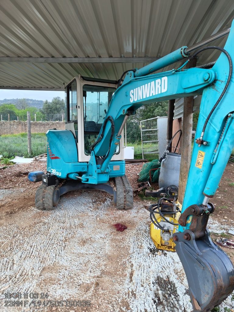 Faço jardins e limpezas de terrenos serviços d minigiratoria e tractor