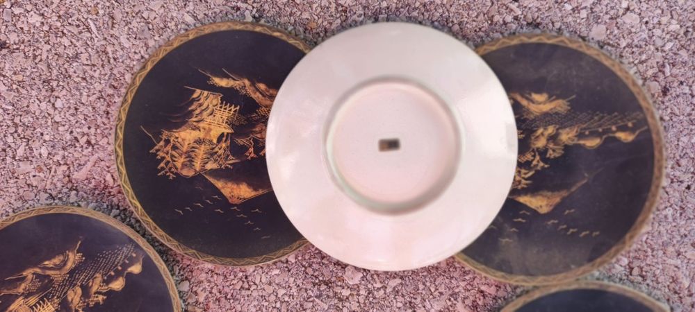 Cinco pratos de louça