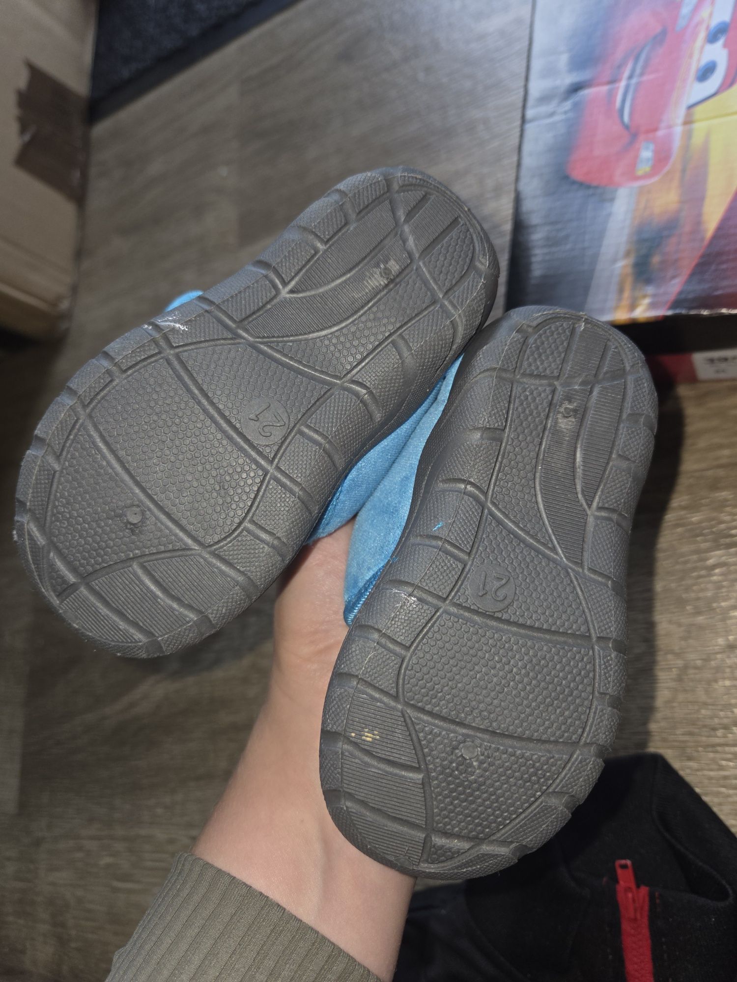Nowe kapcie buty w rozmiarze 21