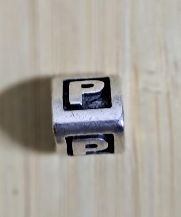 Conta Pandora Letra P em Prata 926 Estimada