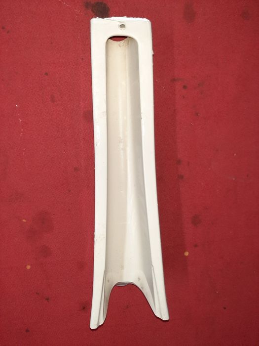 Coluna de lavatório branco acizentado