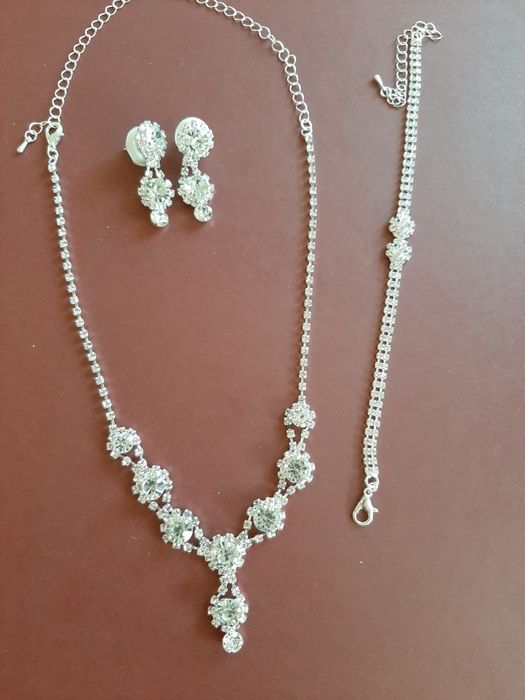 Conjunto colar / fio, brincos e pulseira
