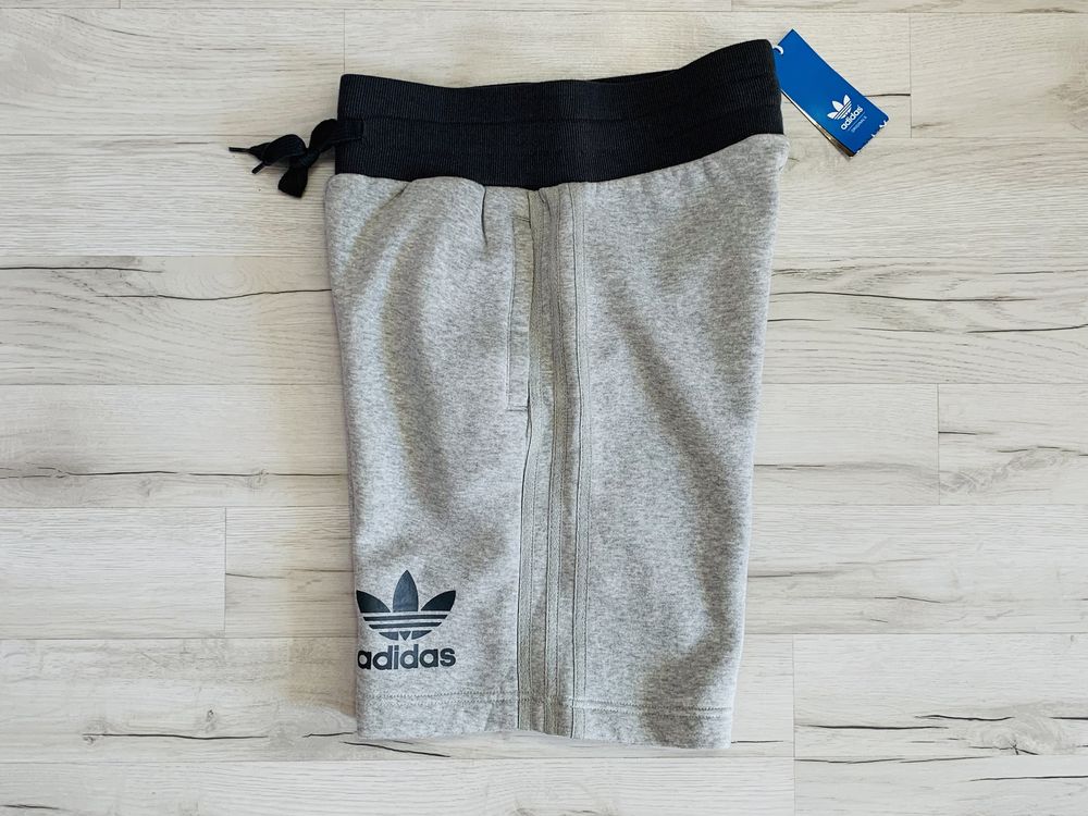 Adidas_Original 3 Stripes Essential_Spodenki Meskie Szare Dresowe Bawe