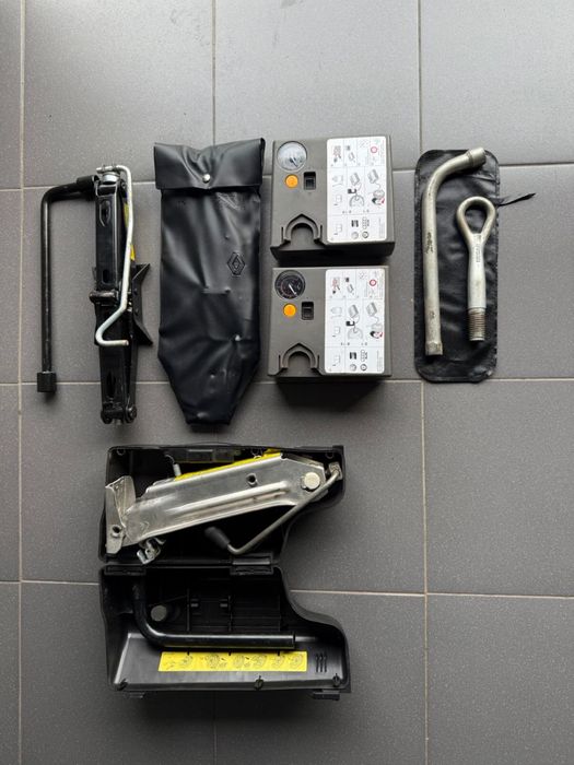 Автомобільні компресори. Домкрати на автомобілі RENAULT.Крюк гак.