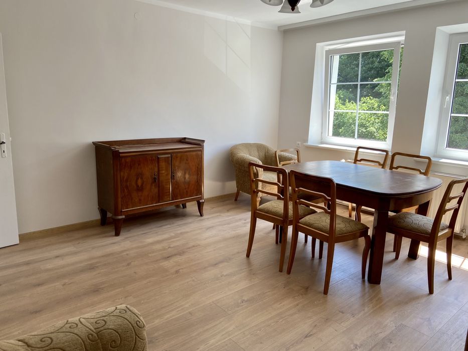 Duży rodziny rozkładany stół z krzesłami - Antyk