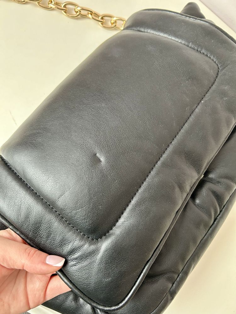 Czarna torebka na łańcuchu mango puffer bag