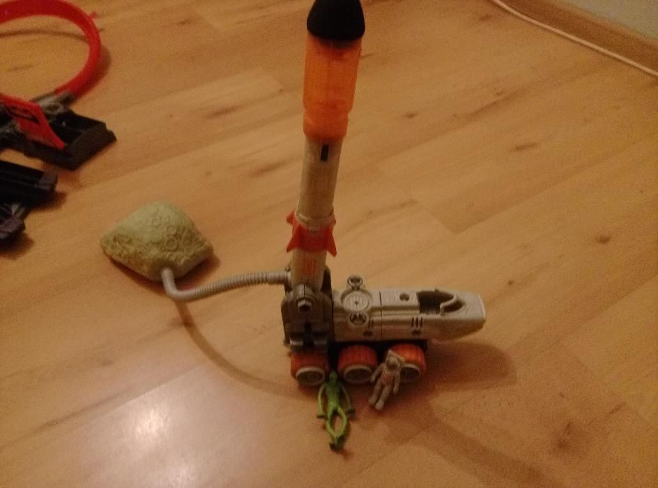 Tory Hot Wheels,złomowiec i pojazd kosmiczny z wyrzutnią Matchbox